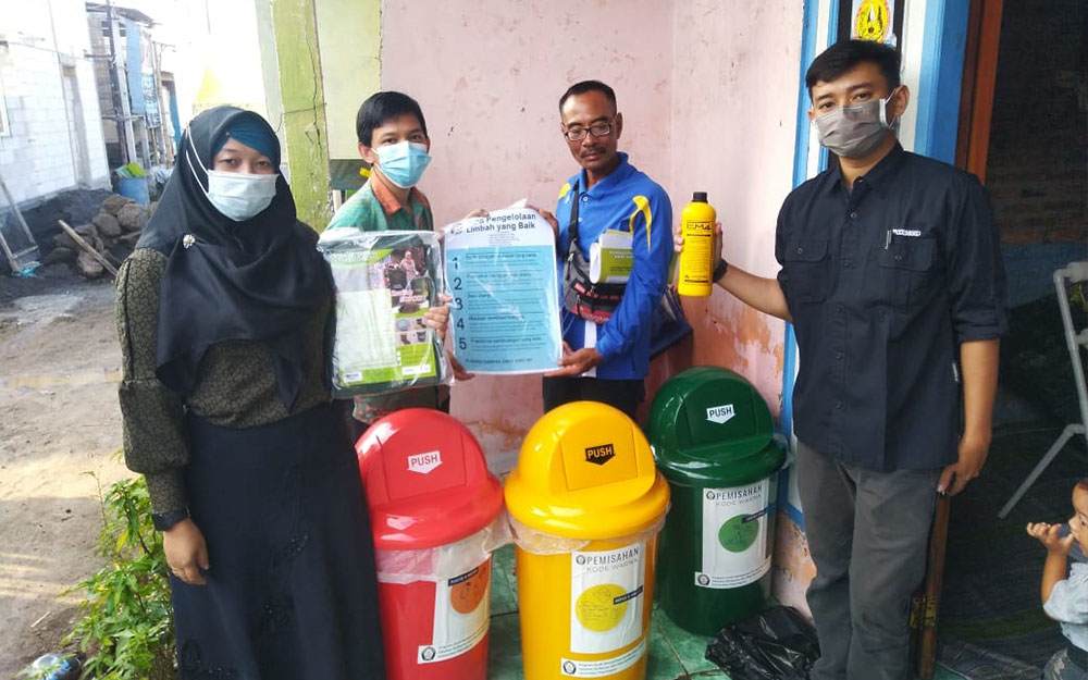 Domestic Waste Management and Introduction of Hydroponic Methods in Mulyo Tambak Area, Semarang