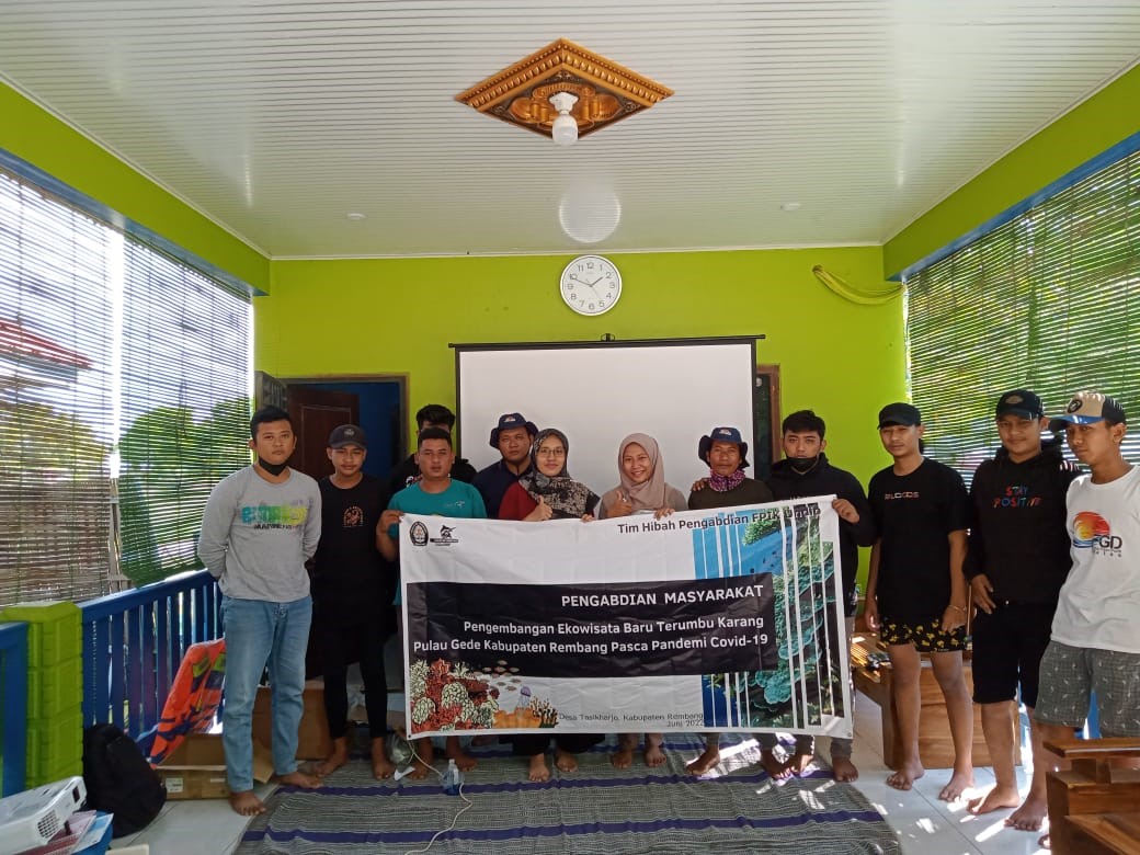 The Covid 19 pandemic has reduced, the Dept. of Water Resources team develops ecotourism and provides training in snorkeling techniques for tour guides at Wates Beach, Kaliori District, Rembang Regency