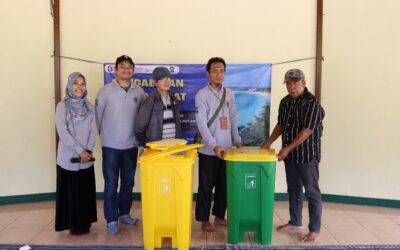 Dosen MSP Undip Ajak Masyarakat Peduli Sampah melalui Bantuan Tempat Sampah di Pantai Prawean