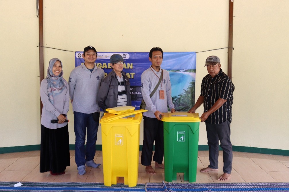 Dosen MSP Undip Ajak Masyarakat Peduli Sampah melalui Bantuan Tempat Sampah di Pantai Prawean